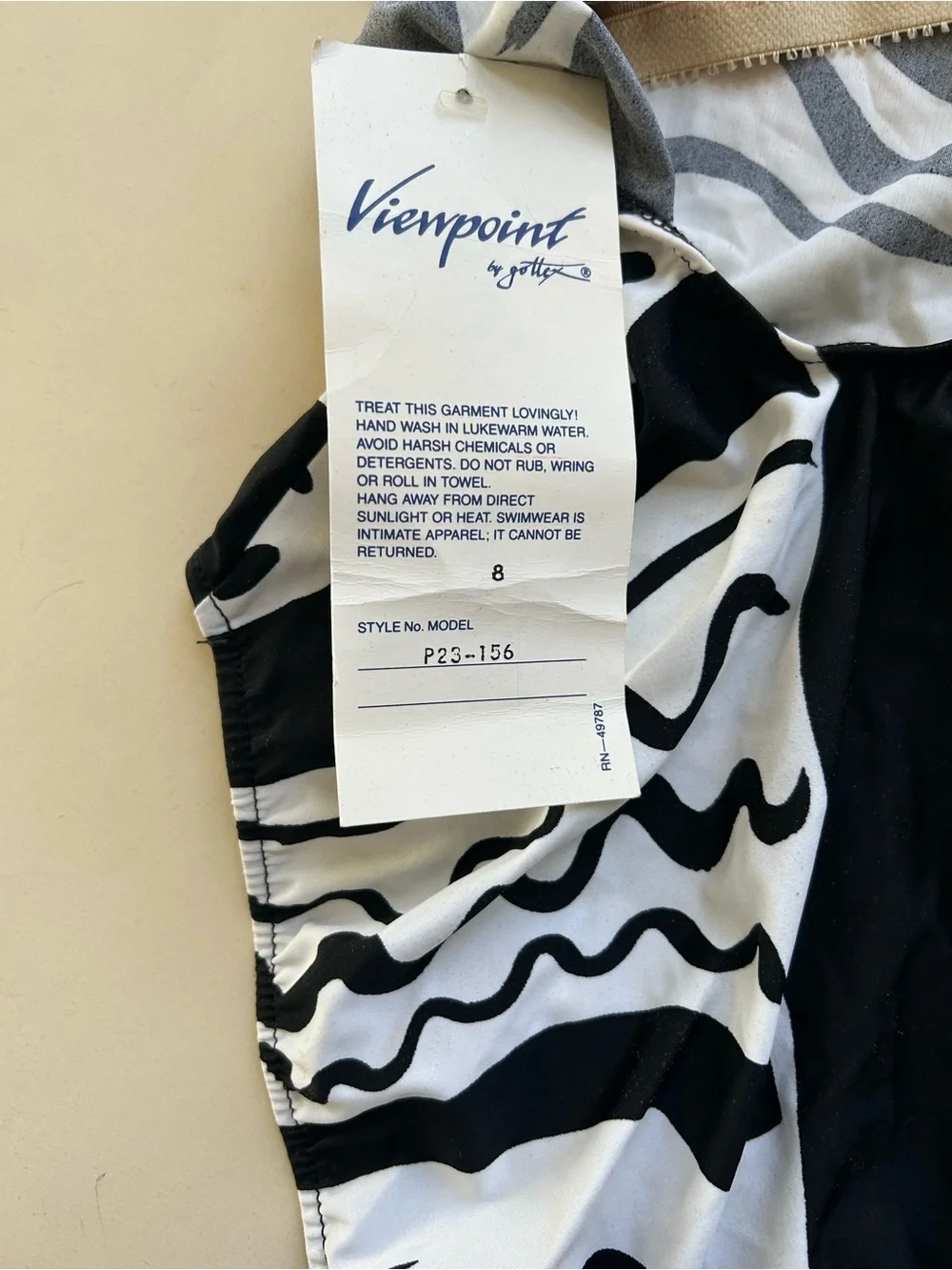 Black & White Abstract Scoop Neck One-Piece Swimsuit size 8 NEW VIEWPOINT